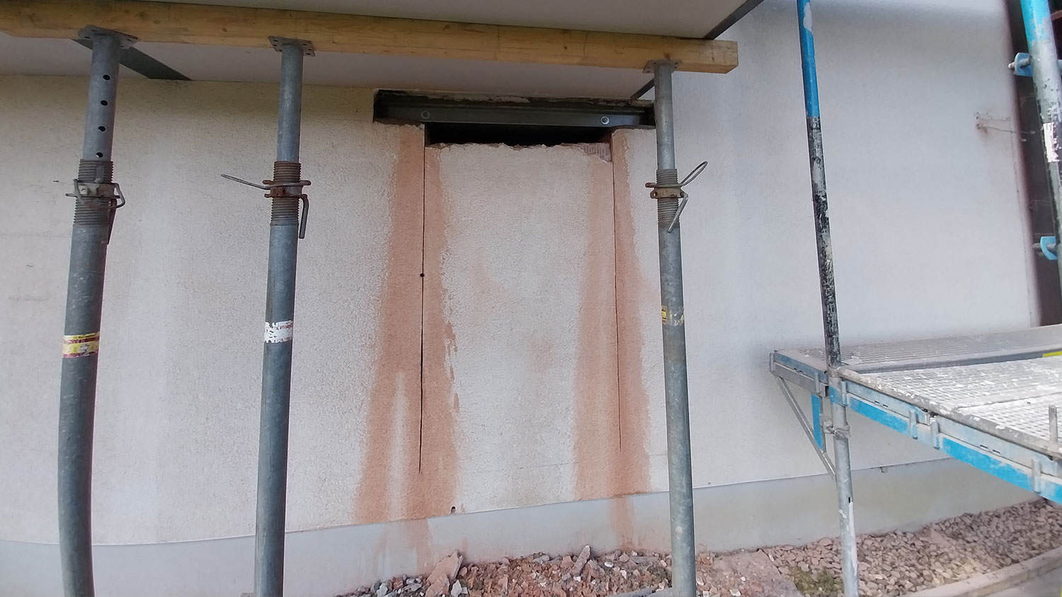 Vorher vor der Fensteröffnung